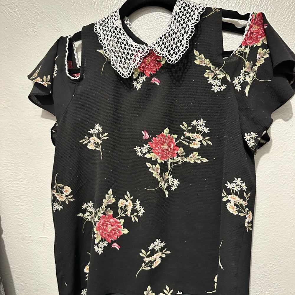Chic Floral Cutout Blouse with Lace Collar